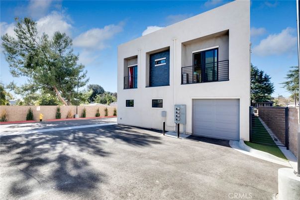Attached, Exterior, Facade, Modern