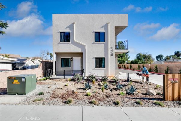 Exterior, Facade, Modern