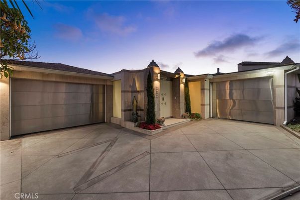 Attached, Exterior, Facade, Modern
