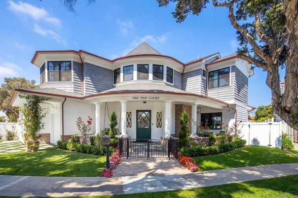 Exterior, Facade, Queen Anne Victorian