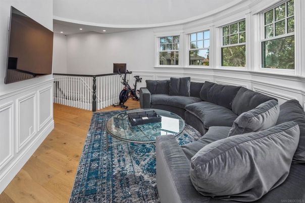 Fitness Equipment, Interior, Living room, Recessed Lighting, Wood Texture Flooring