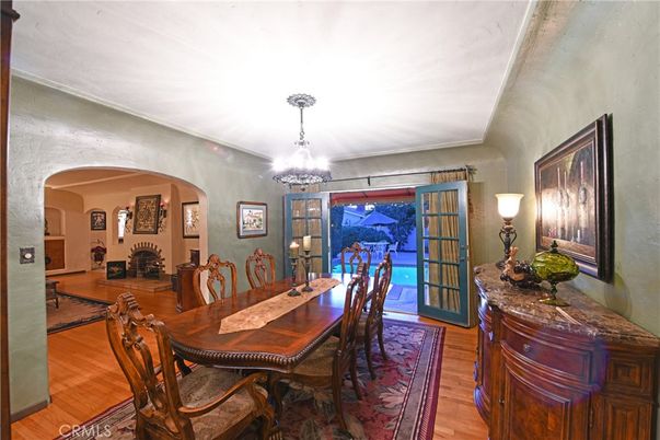 Chandelier, Dining room, Fireplace, Interior, Wood Texture Flooring