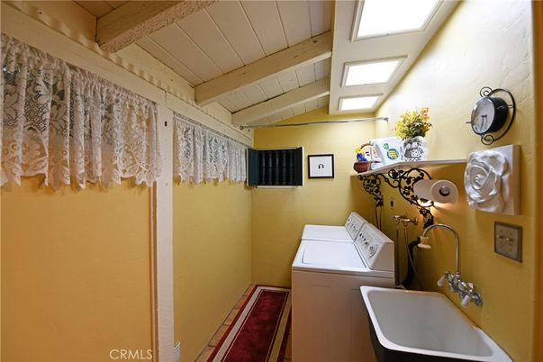 Interior, Washer, Wooden Beams