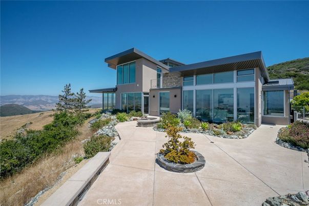 Exterior, Facade, Modern