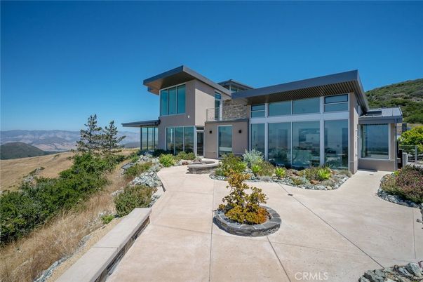 Exterior, Facade, Modern