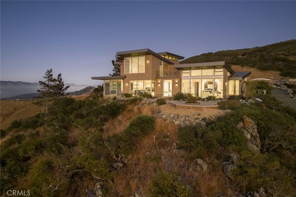 Exterior, Facade, Modern