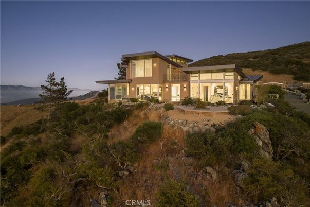 Exterior, Facade, Modern