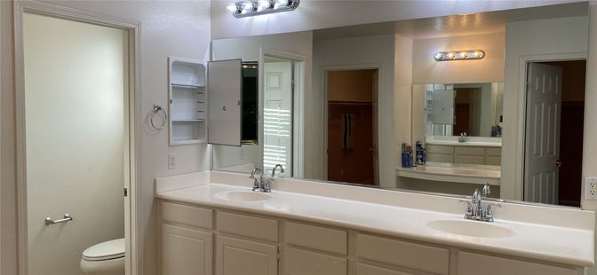 Bathroom, Dual Sink Vanities, Interior