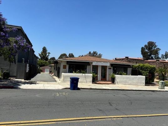 Exterior, Facade, Ranch