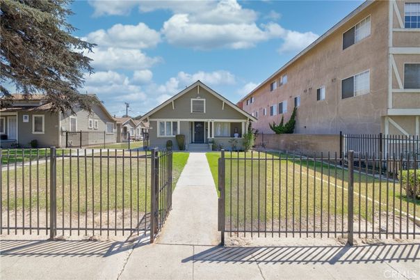 Backyard, Exterior, Facade, Rowhouse