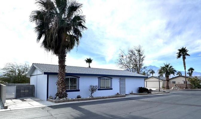 Exterior, Facade, Ranch