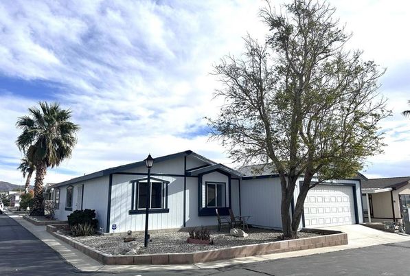 Attached, Exterior, Facade, Ranch