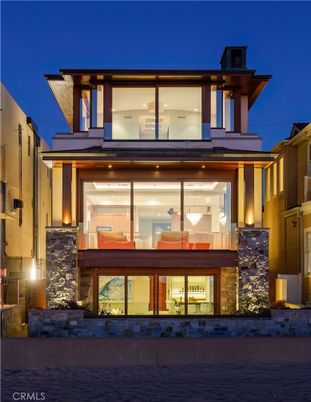 Exterior, Facade, Modern