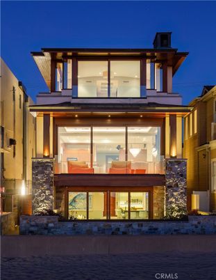 Exterior, Facade, Modern