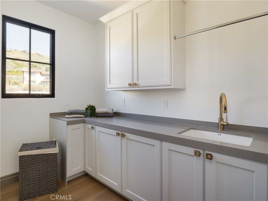 Interior, Washer, Wood Texture Flooring