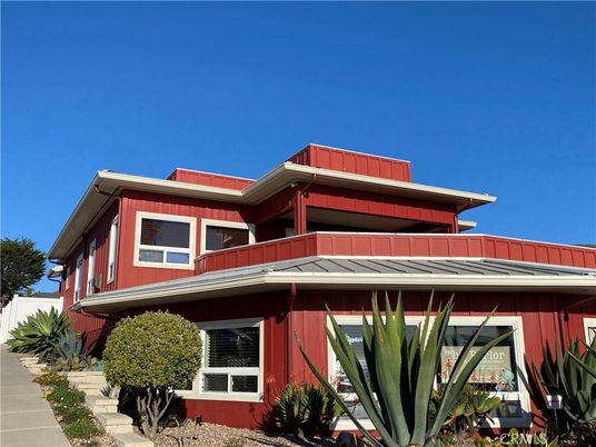 Exterior, Facade, Modern