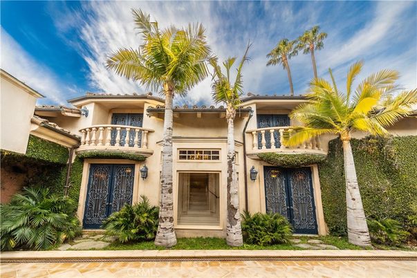 Exterior, Facade, Mediterranean
