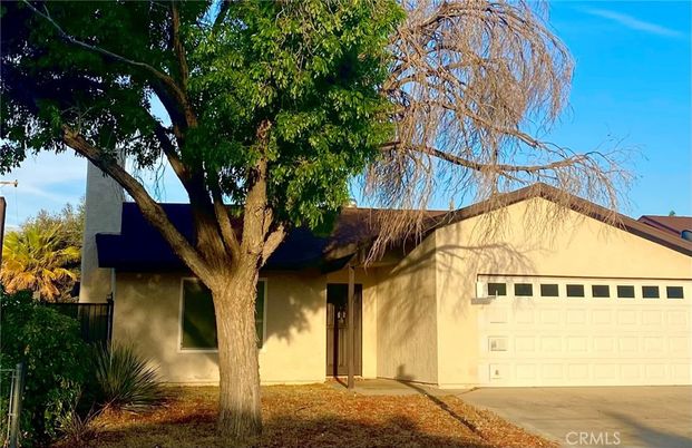 Attached, Exterior, Facade, Ranch