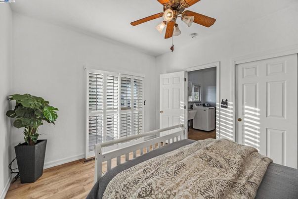 Bedroom, Interior, Washer, Wood Texture Flooring