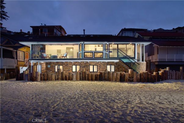 Exterior, Facade, Modern