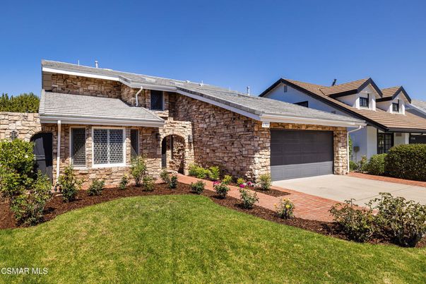 Attached, Exterior, Facade, Brick Traditional