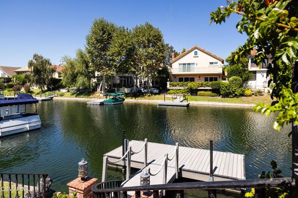 Exterior, Lake