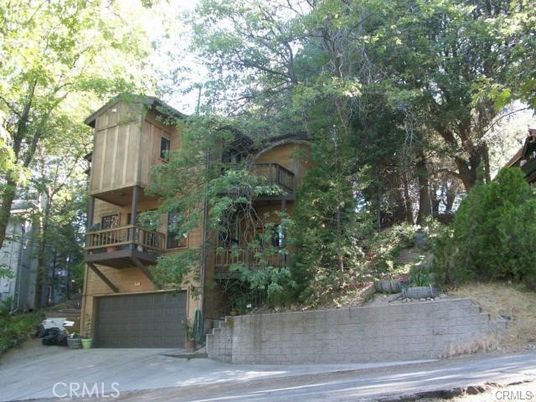 Attached, Exterior, Facade, None