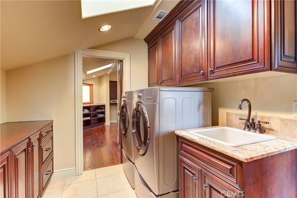 Interior, Recessed Lighting, Washer, Wood Texture Flooring