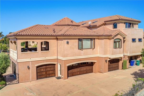 Attached, Exterior, Facade, Mediterranean