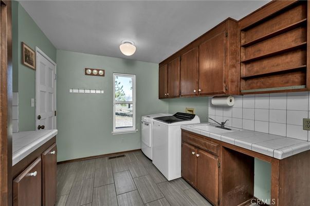 Interior, Washer, Wood Texture Flooring