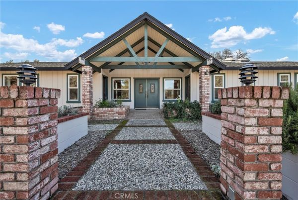 Exterior, Facade, Brick Facade, Ranch