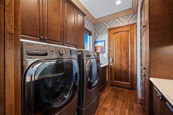 Interior, Recessed Lighting, Washer, Wood Texture Flooring