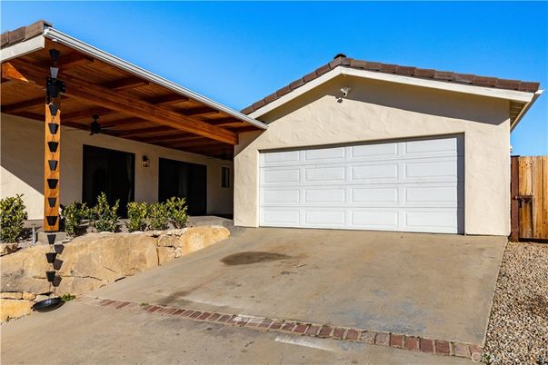 Attached, Exterior, Facade, Ranch