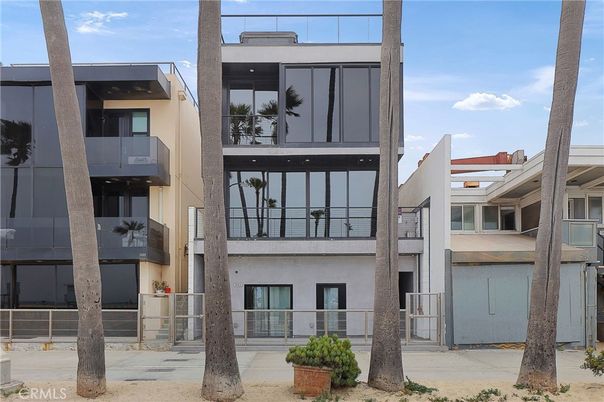 Exterior, Facade, Rowhouse