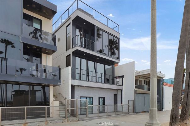 Exterior, Facade, Modern