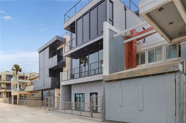 Exterior, Facade, Modern