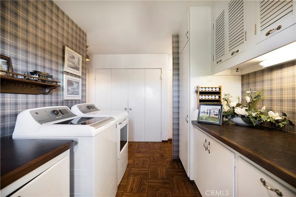 Interior, Washer, Wood Texture Flooring