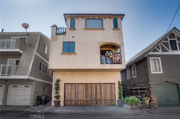 Attached, Exterior, Facade, Rowhouse