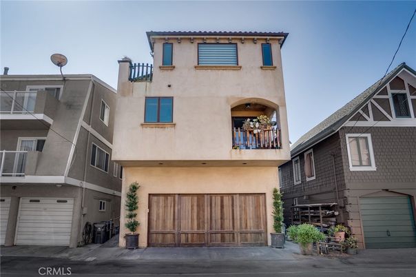 Attached, Exterior, Facade, Rowhouse