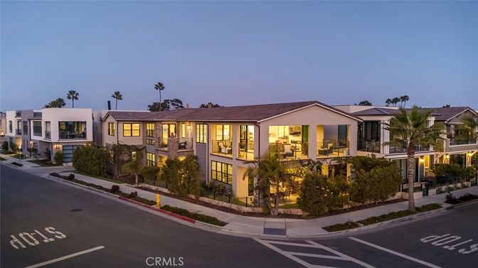 Exterior, Facade, Modern