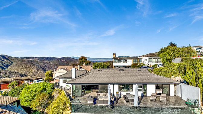 Exterior, Facade, Ranch