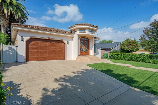 Attached, Exterior, Facade, Mediterranean