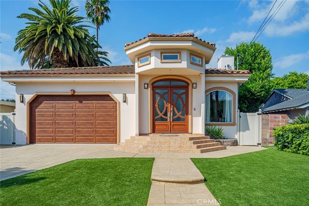 Attached, Exterior, Facade, Mediterranean