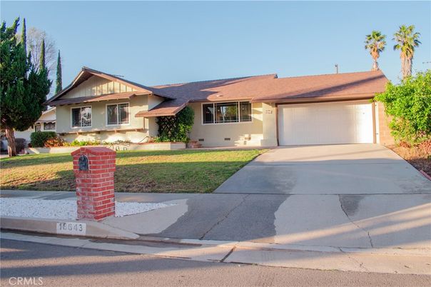 Attached, Exterior, Facade, Ranch