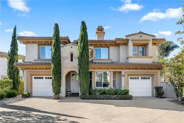 Attached, Exterior, Facade, Mediterranean