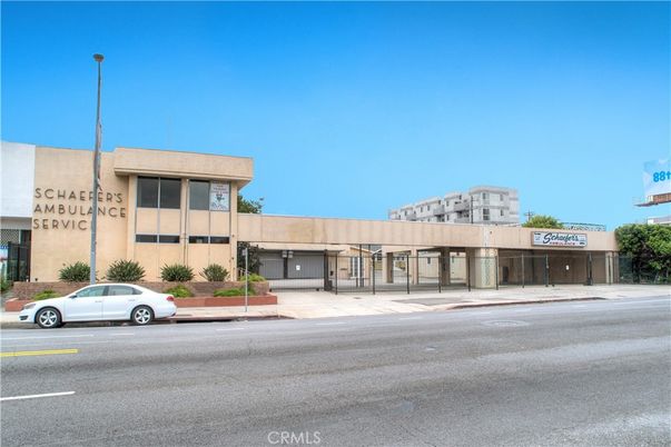 Exterior, Facade, Modern
