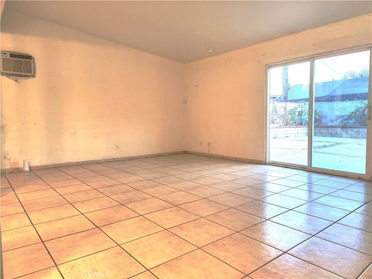 Empty room, Interior