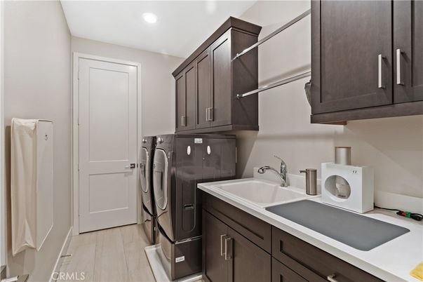 Interior, Recessed Lighting, Washer, Wood Texture Flooring