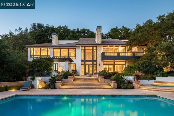 Exterior, Facade, Pool, Modern