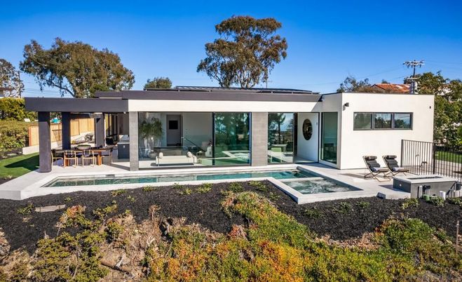 Backyard, Exterior, Facade, Modern